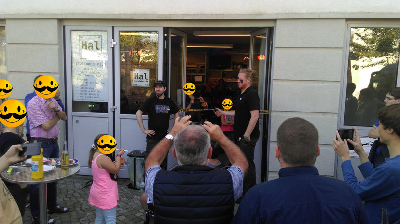 Vorstand schneidet Cyberband durch