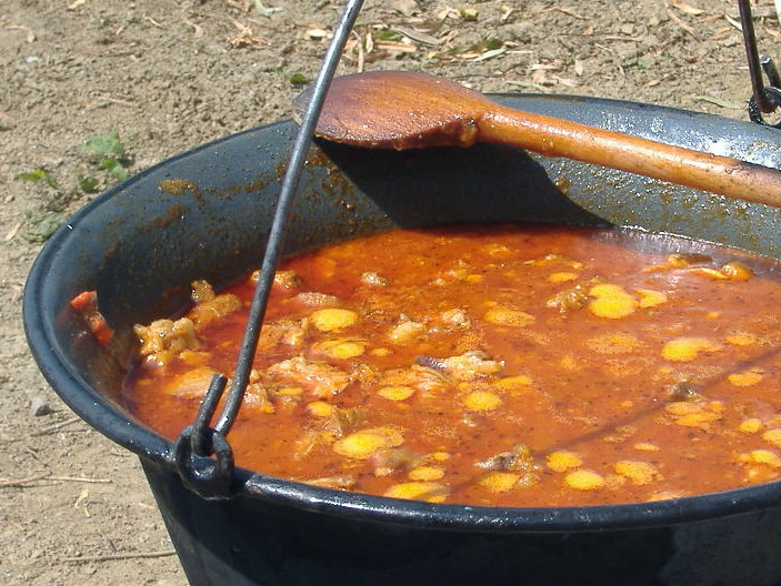 Gulasch - By Lily15 (Hungarian Wikipedia) [GFDL (http://www.gnu.org/copyleft/fdl.html), CC-BY-SA-3.0 (http://creativecommons.org/licenses/by-sa/3.0/) or CC BY-SA 2.5 (http://creativecommons.org/licenses/by-sa/2.5)], via Wikimedia Commons